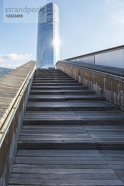 Iberdrola-Turm von der Brücke Pasarela Pedro Arrupe aus; Bilbao  Vizcaya  Pais Vasco  Spanien