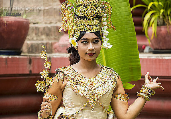 Klassische Khmer-Tänzerin beim Nationalmuseum der Künste; Phnom Penh  Kambodscha