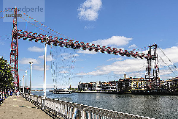 Biskaya-Brücke  die erste mechanische Transportbrücke der Welt  von Portugalete aus gesehen; Portugalete  Biskaya  Pais Vasco  Spanien