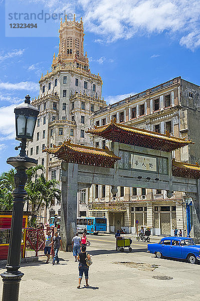 Straßenszene in Havanna mit Fußgängern  Oldtimer und einem alten Gebäude; Havanna  Kuba