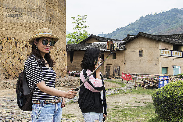 Tourist macht ein Selfie bei Dadi Tulou; Fujian  China