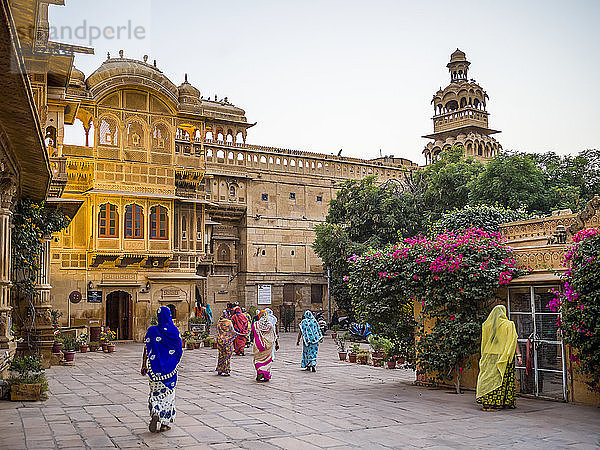 Indische Frauen in bunten Saris auf einem Stadtplatz; Jaisalmer  Rajasthan  Indien