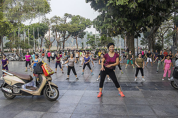 Menschen beim Sport am frühen Morgen; Hoan Kiem  Hanoi  Vietnam