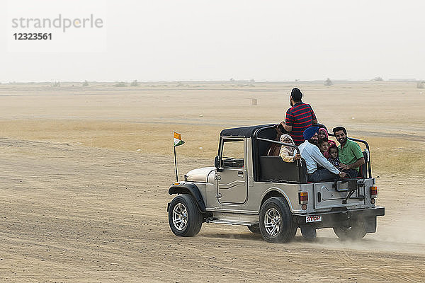 Eine Familie fährt auf dem Rücksitz eines Wohnmobils und erkundet die Sam-Sanddünen; Damodara  Rajasthan  Indien