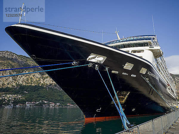 Ein Kreuzfahrtschiff beim Anlegen in einem Hafen in der Bucht von Kotor; Kotor  Montenegro