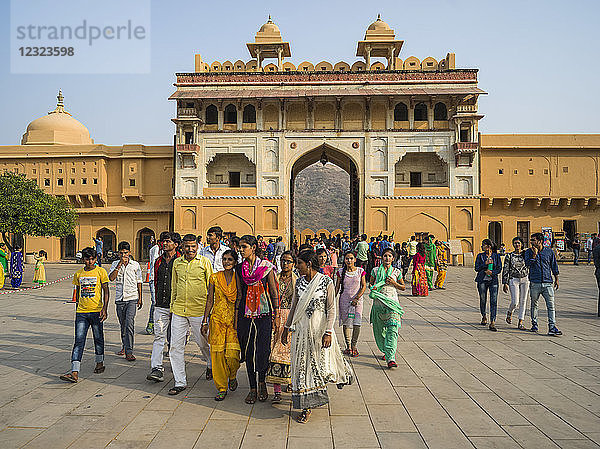 Touristengruppen im Amer Fort; Jaipur  Rajasthan  Indien