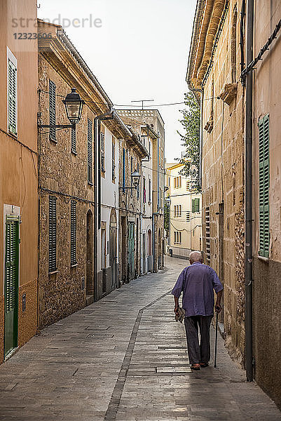 Älterer Mann  der in den Straßen von Alcudia spazieren geht; Alcudia  Mallorca  Balearische Inseln  Spanien