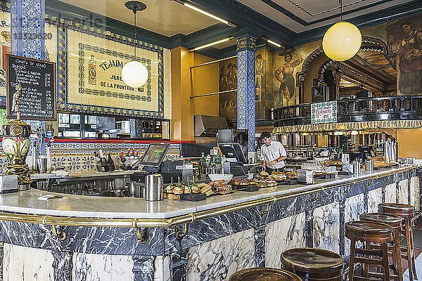 Cafe Iruna und ein Angestellter hinter der Theke mit ausgestellten Speisen  Bilbao  Spanien