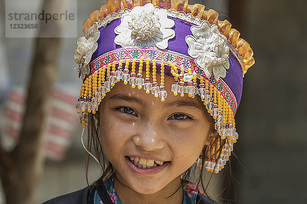 Hmong-Mädchen in Stammeskleidung  Dorf Na Aouan; Luang Prabang  Laos