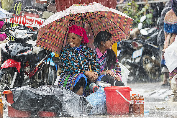 Hmong-Frauen auf dem Sonntagsmarkt im Regen; Bac Ha  Lao Cai  Vietnam