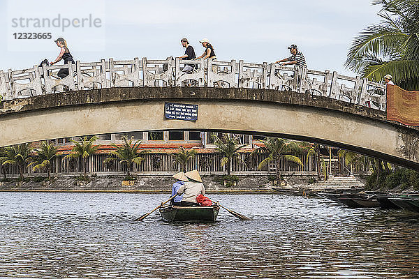 Brücke über den Fluss Ngo Dong; Tam Coc  Ninh Binh  Vietnam