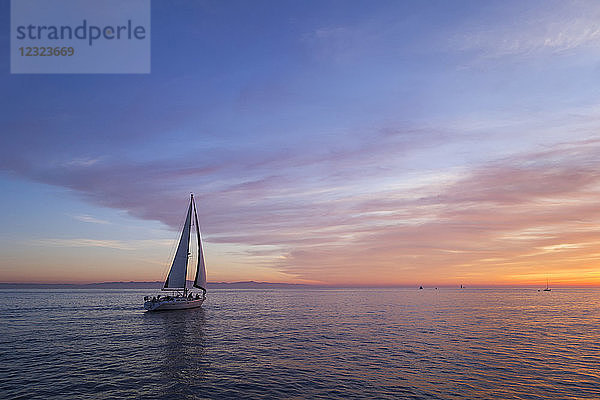 Segelboot bei Sonnenuntergang; Santa Barbara  Kalifornien  Vereinigte Staaten von Amerika