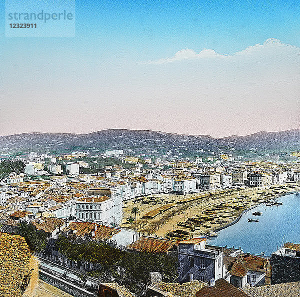 Farbiges Bild einer mediterranen Stadt mit Booten auf dem ruhigen Wasser und Hügeln in der Ferne