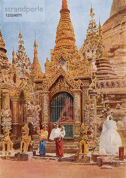 Die Shwedagon-Pagode mit dem offiziellen Namen Shwedagon Zedi Daw  auch bekannt als Große Dagon-Pagode und Goldene Pagode  ist eine vergoldete Stupa in Yangon  Myanmar  auch bekannt als Burma. Aus The Wonders of the World  veröffentlicht um 1920.