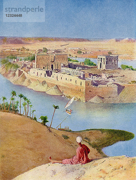 Der Tempelkomplex auf der Insel Philae  Ägypten  um 1920. Der Bau des Assuan-Staudamms führte dazu  dass die Insel zwischen November und Juni überflutet wurde. Später wurde sie abgebaut und auf die Nilinsel Agilkia verlegt. Aus The Wonders of the World  veröffentlicht um 1920.