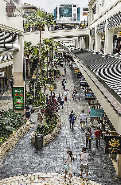 Blick in das Ala Moana Shopping Center  ein Open-Air-Einkaufszentrum  das seinen mehrstöckigen und tropischen Charakter zeigt  Waikiki; Honolulu  Oahu  Hawaii  Vereinigte Staaten von Amerika