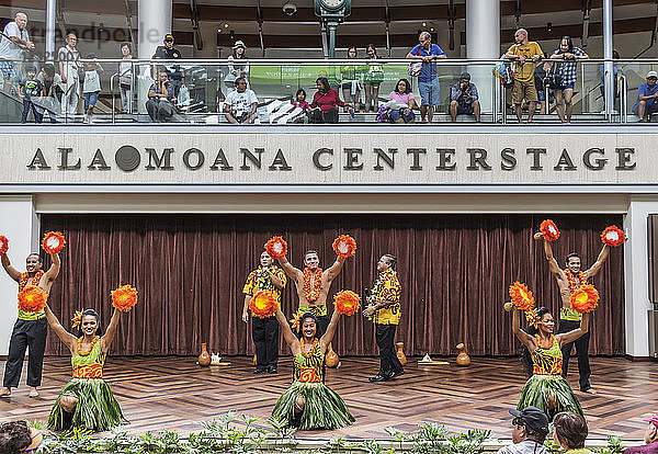 Hula-Tänzerinnen unterhalten die Einkäufer auf der Bühne des Ala Mona Shopping Center in Waikiki; Honolulu  Oahu  Hawaii  Vereinigte Staaten von Amerika