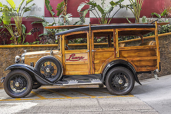 Dieser 1930 Ford Model A Woody Oldtimer ist im Luana Hotel  Waikiki  Honolulu  Oahu  Hawaii  Vereinigte Staaten von Amerika ausgestellt