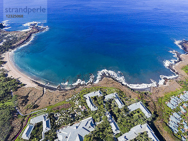 Luftaufnahme des goldenen Strandes und der Palmen im Hulopo'e Beach Park und des Four Seasons Resort an der Manele Bay; Wailuku  Lanai  Hawaii  Vereinigte Staaten von Amerika