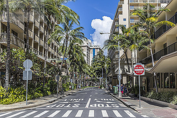 Blick von der Kaila Road auf die Levers Street mit dem Imperial Hawaii Resort auf der rechten Seite  Waikiki; Honolulu  Oahu  Hawaii  Vereinigte Staaten von Amerika