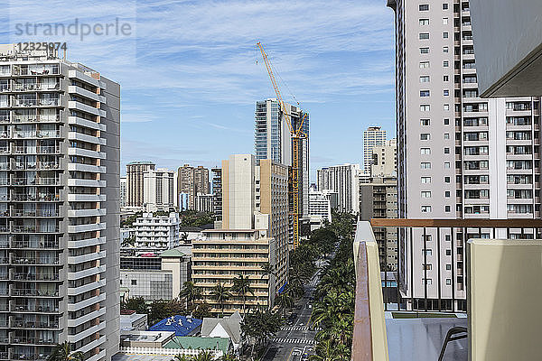 Blick nach Westen auf die Kuhio Avenue von einem Hotelbalkon in Waikiki; Honolulu  Oahu  Hawaii  Vereinigte Staaten von Amerika