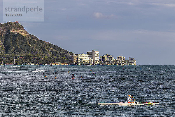 Blick auf Diamond Head  Waikiki und die beiden wichtigsten hawaiianischen Wassersportarten  Auslegerkanu und Surfen  von Magic Island  Ala Moana Beach Park; Honolulu  Hawaii  Vereinigte Staaten von Amerika