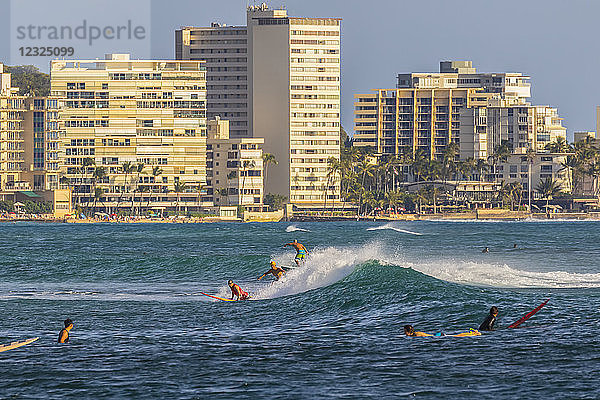 Surfen in Waikiki von der Zauberinsel aus gesehen  Ala Moana Beach Park; Honolulu  Oahu  Hawaii  Vereinigte Staaten von Amerika