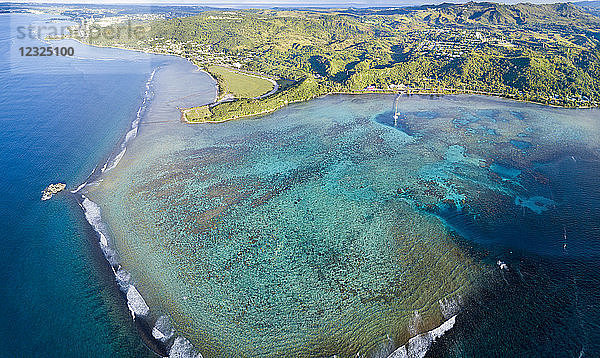 Luftaufnahme der Piti Bay  des Fisheye Marine Park und des War in the Pacific National Historical Park; Asan  Guam  Mikronesien