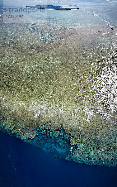 Luftaufnahme des südlichen Endes des Riffs  das die Insel Yap umgibt  mit einem Tauchboot  das bei den Yap-Höhlen vor Anker liegt  einem berühmten Ort für Taucher; Ngariy  Yap  Mikronesien