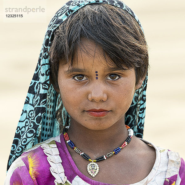 Porträt eines jungen indischen Mädchens mit Markierungen im Gesicht; Damodara  Rajasthan  Indien