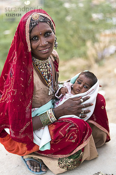 Eine Mutter hält ihr kleines Mädchen; Jaisalmer  Rajasthan  Indien