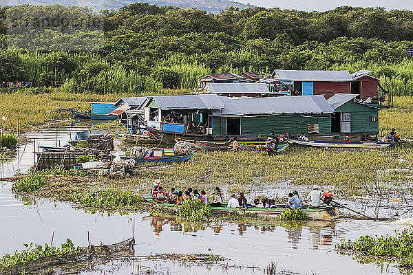 Menschen in einem öffentlichen Boot bei einem schwimmenden Dorf auf dem Tonle Sap; Siem Reap  Kambodscha