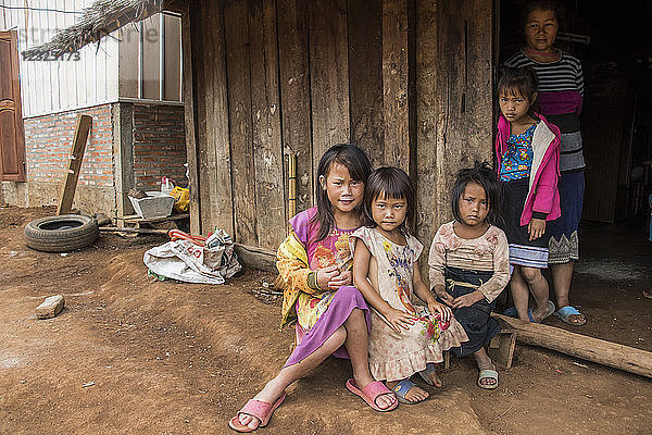 Hmong-Frau und vier Mädchen vor ihrem Haus in Na Kam Peng  auch Bomb Village genannt; Xiangkhouang  Laos