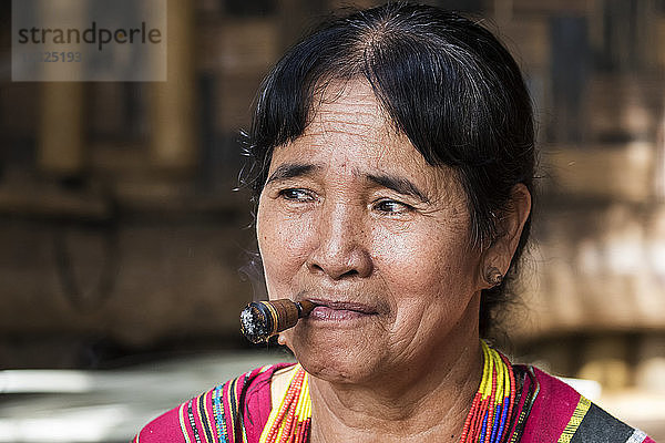 Lavae-Frau raucht eine Zigarre im ethnischen Dorf Pha Suam  Bolaven Plateau; Champasak  Laos