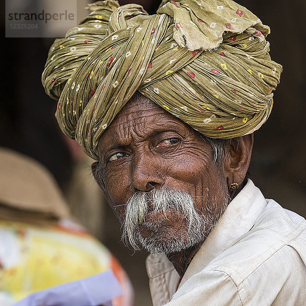 Porträt eines älteren indischen Mannes mit Turban  Jaisalmer Fort; Jaisalmer  Rajasthan  Indien