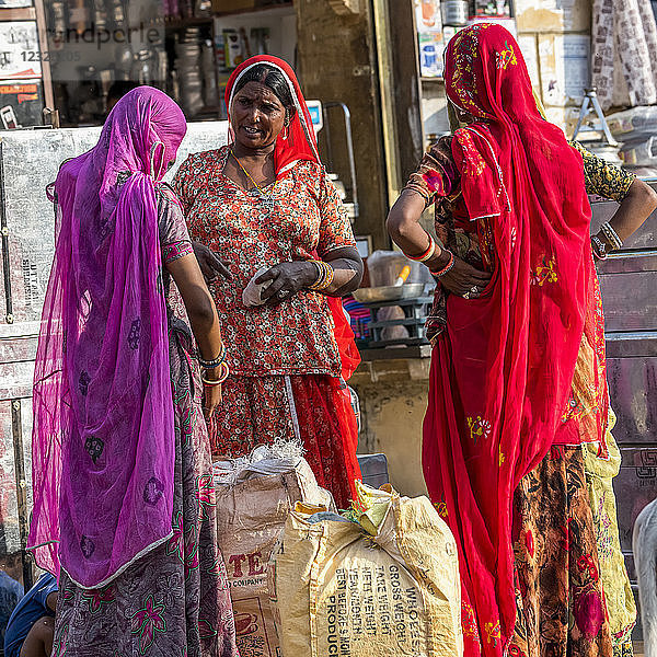 Drei indische Frauen im Gespräch vor einem Geschäft; Jaisalmer  Rajasthan  Indien