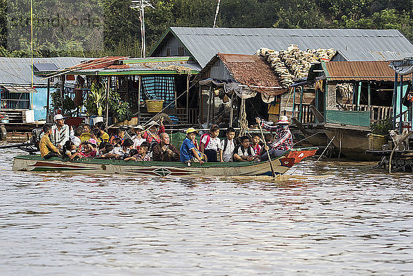 Menschen in einem öffentlichen Boot bei einem schwimmenden Dorf auf dem Tonle Sap; Siem Reap  Kambodscha