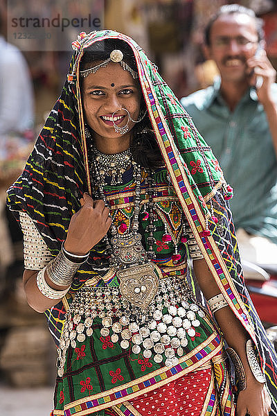 Porträt einer hinduistischen indischen Frau in farbenfroher traditioneller Kleidung und Accessoires  Jaisalmer Fort; Jaisalmer  Rajasthan  Indien