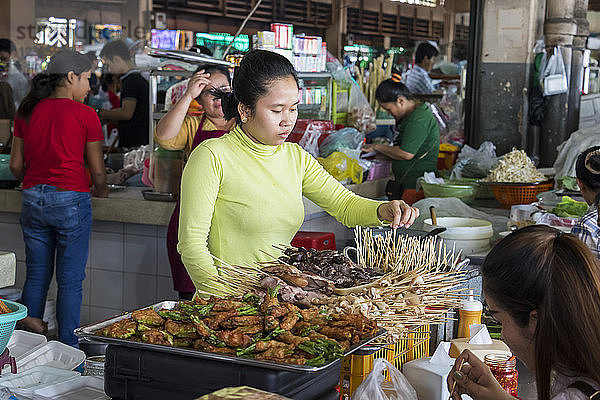 Satay-Verkäufer in der zentralen Markthalle; Phnom Penh  Kambodscha