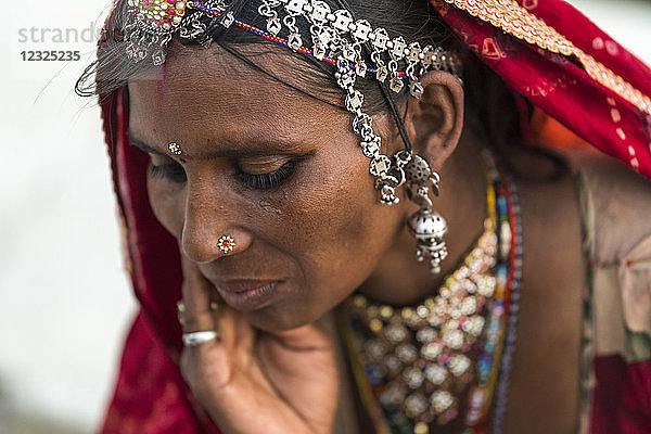 Porträt einer hinduistischen indischen Frau; Jaisalmer  Rajasthan  Indien