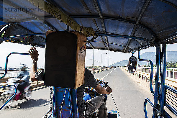 An Bord eines Tuk-Tuks; Pakse  Champasak  Laos