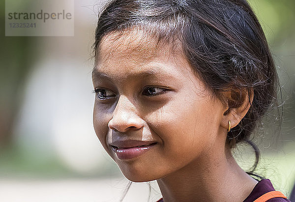 Porträt eines kambodschanischen Mädchens; Sambor Prei Kuk  Kompong Thom  Kambodscha