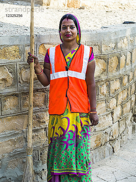 Porträt einer indischen Frau  die eine reflektierende Weste trägt und einen Besen hält; Jaisalmer  Rajasthan  Indien