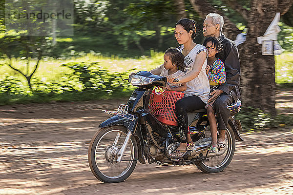 Kambodschanische Familie auf einem Motorrad  Beng Meala; Siem Reap  Kambodscha