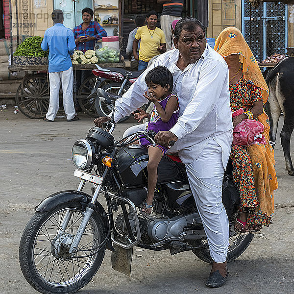 Familie auf einem Motorrad; Jaisalmer  Rajasthan  Indien