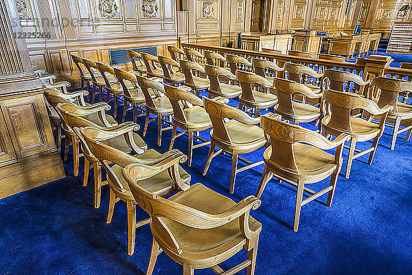 Holzstühle in Reihen im State Supreme Court; Hartford  Connecticut  Vereinigte Staaten von Amerika
