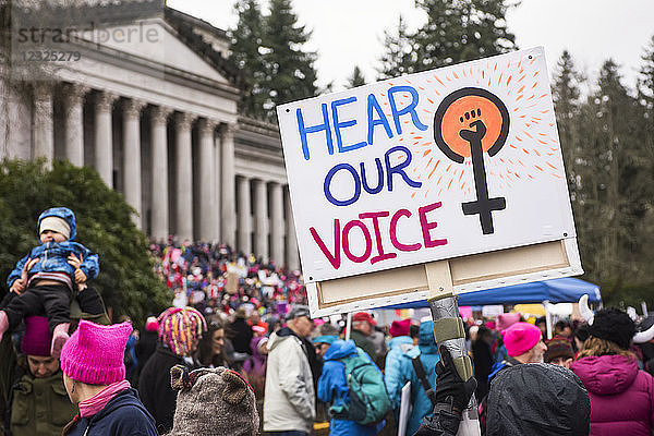 Demonstranten und Unterschriften beim Marsch zum Frauentag 2018 in Olympia vor dem Washington State Capitol; Olympia  Washington  Vereinigte Staaten von Amerika