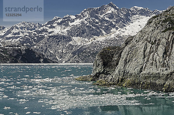 Blick nach Westen über die mittlere Glacier Bay vom Ausflugsboot Baranof Wind  Glacier Bay National Park and Preserve; Alaska  Vereinigte Staaten von Amerika