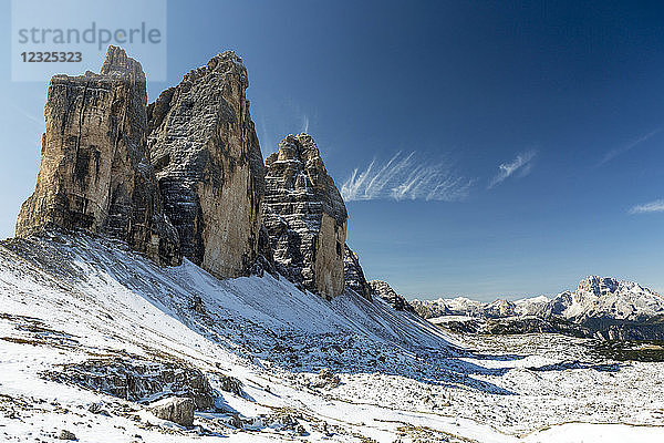 Dramatische Bergspitzen auf einem schneebedeckten Felsplateau und blauer Himmel; Sexten  Bozen  Italien