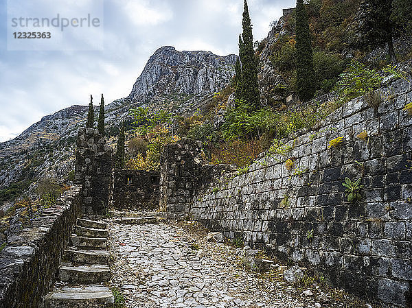 Treppe und Pfad an der Festung von Kotor; Montenegro
